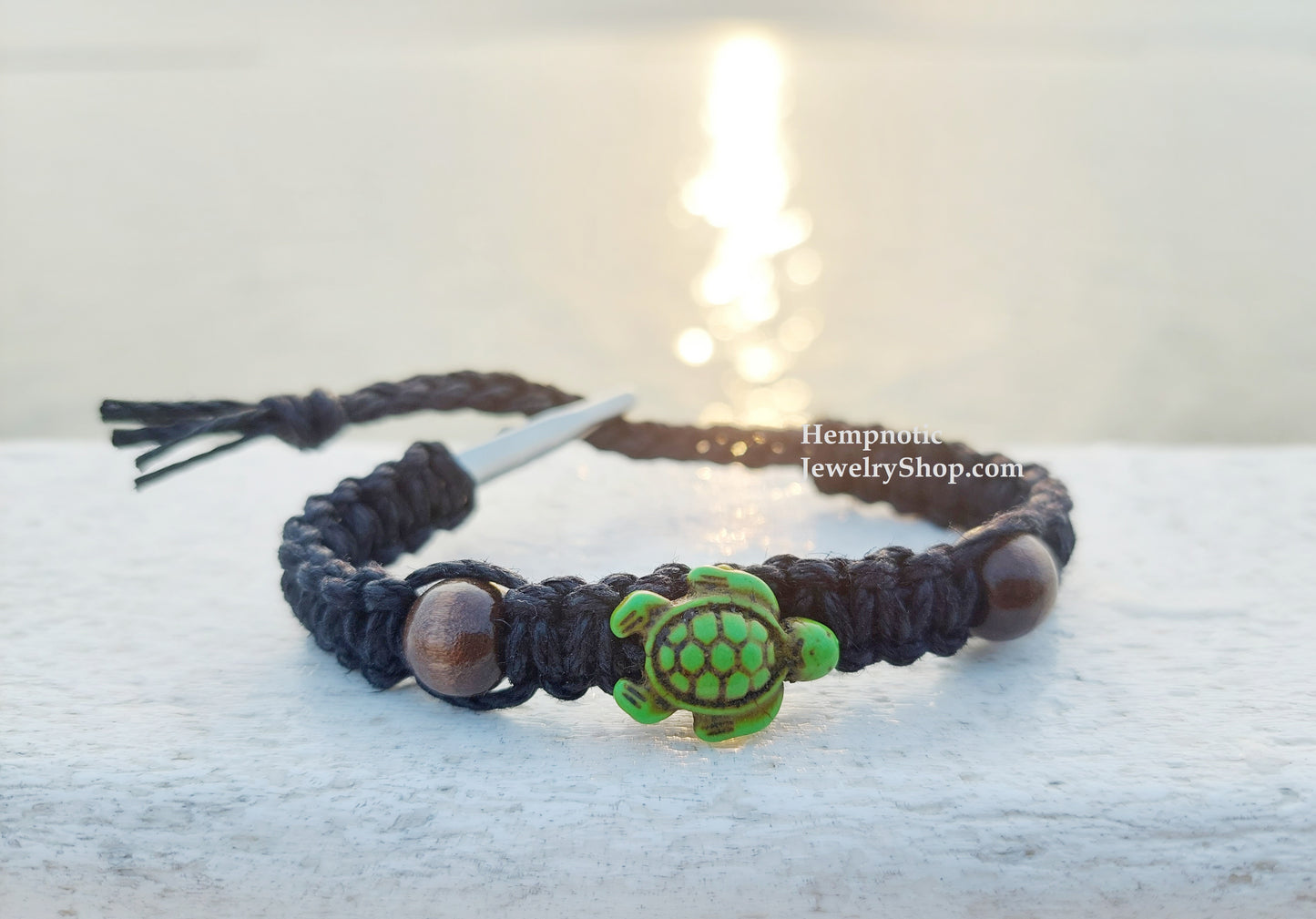 1111 - Green Turtle Adjustable Alligator Clip Beaded Hemp Bracelet